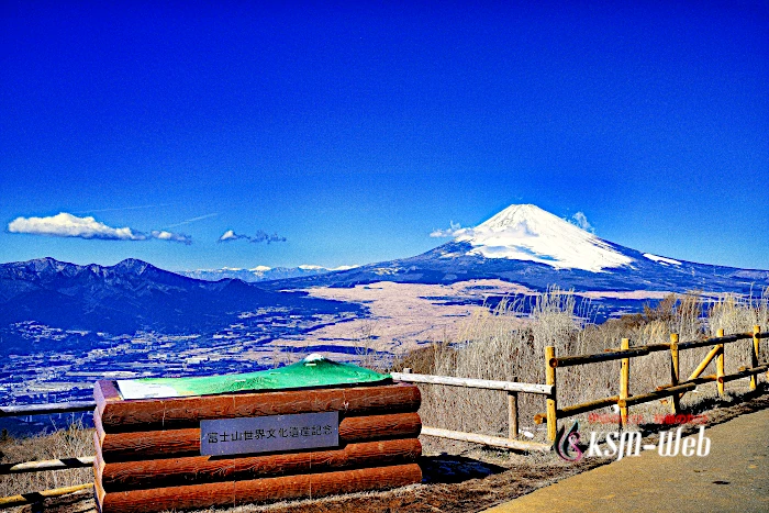 三国峠からの富士山（世界遺産記念碑）