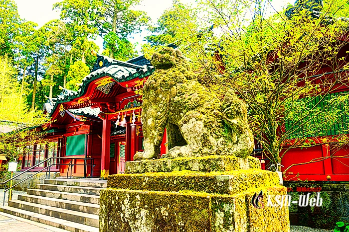 箱根神社神門と狛犬