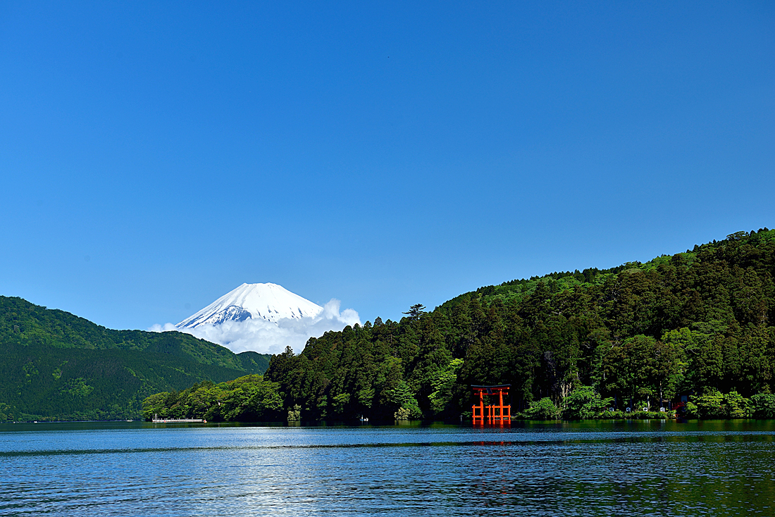 箱根芦ノ湖からの鳥居と富士山