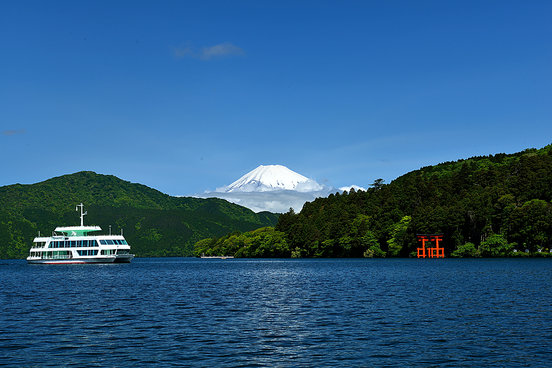 箱根芦ノ湖からの鳥居と芦ノ湖遊覧船と富士山