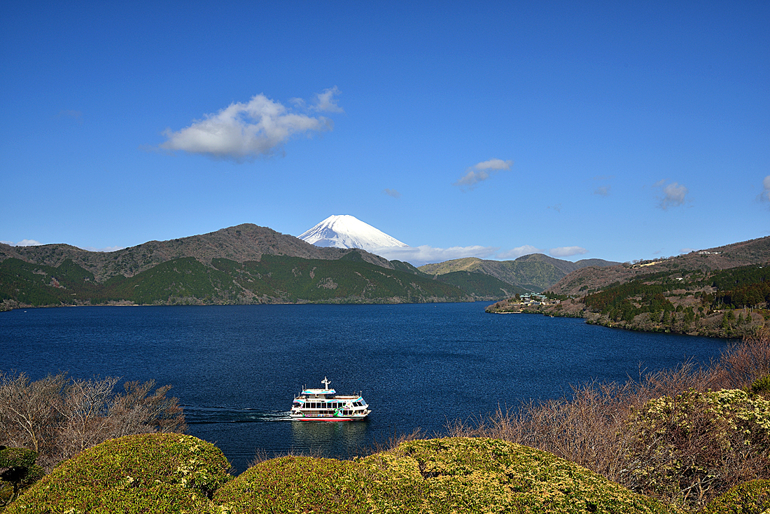 箱根芦ノ湖からの鳥居と芦ノ湖遊覧船と富士山