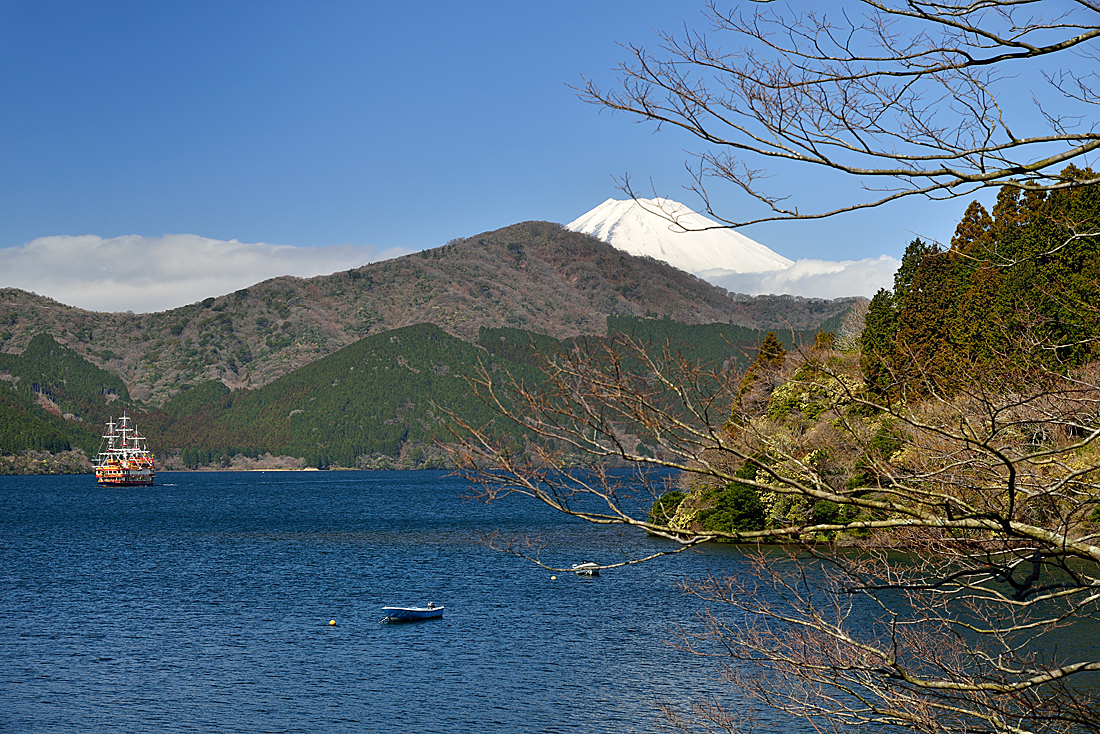 箱根芦ノ湖からの鳥居と海賊船と富士山