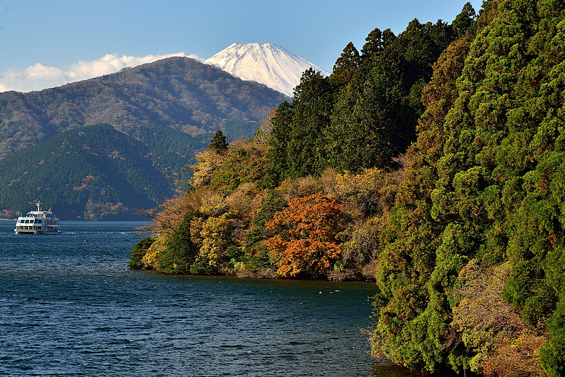箱根芦ノ湖からの芦ノ湖遊覧船と富士山