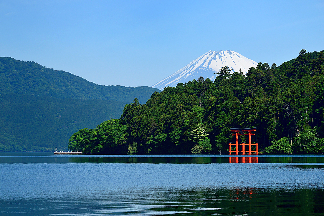 箱根芦ノ湖からの鳥居と富士山