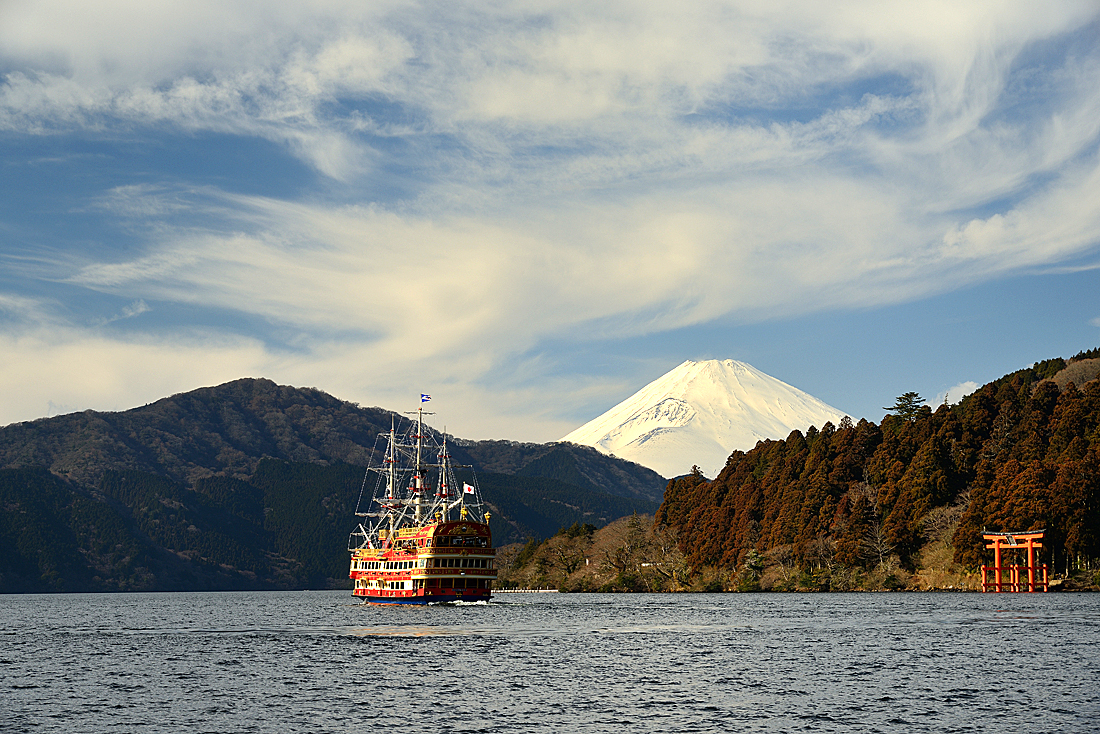 箱根芦ノ湖からの鳥居と海賊船と富士山