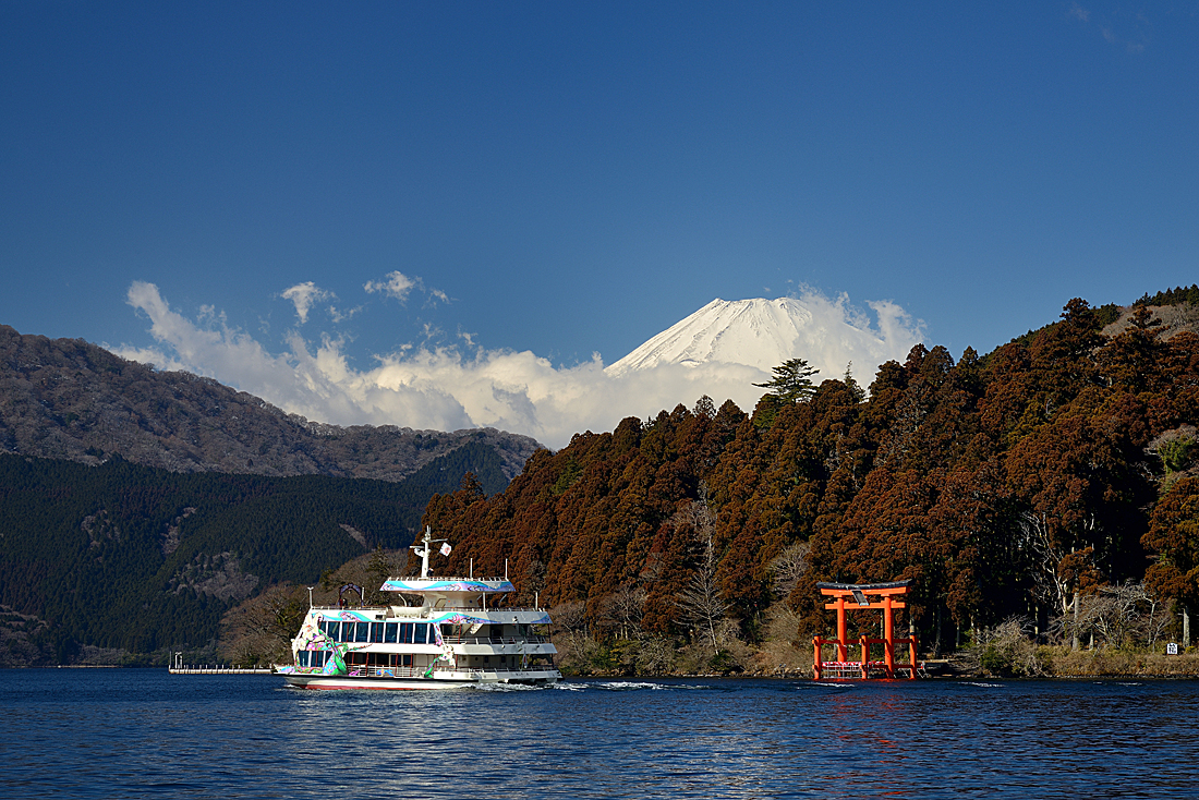 芦ノ湖からの芦ノ湖遊覧船と富士山