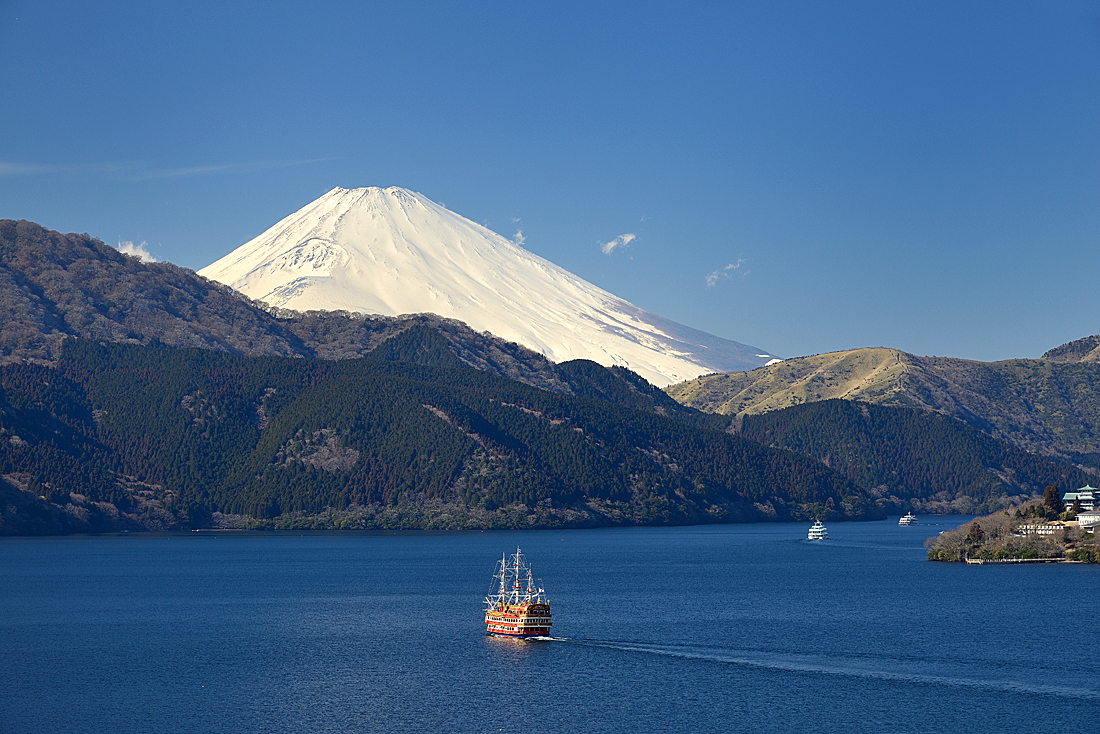 芦ノ湖と鳥居と海賊船と富士山