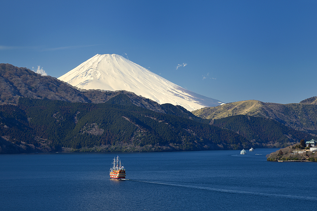 芦ノ湖と海賊船と富士山