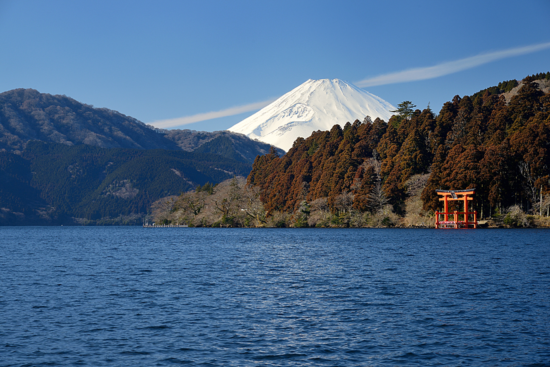 箱根芦ノ湖とから望む富士山
