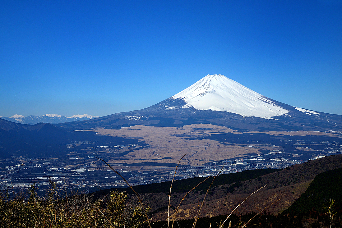 芦ノ湖スカイラインから望む富士山と南アルプス