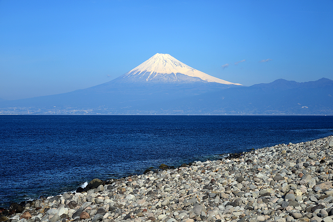 御浜岬からの漁船と富士山
